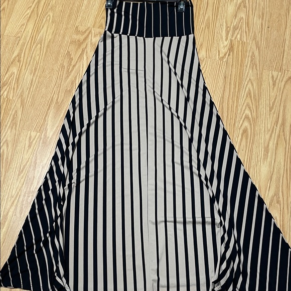 Elegant Black and Cream Striped Skirt - Picture 1 of 5